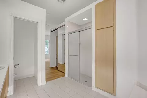Bath - 204 S Hampton Dr, Jupiter, FL 33458 photo 2 of 3