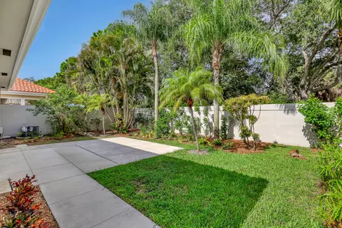 Exterior - 204 S Hampton Dr, Jupiter, FL 33458 photo 4 of 8