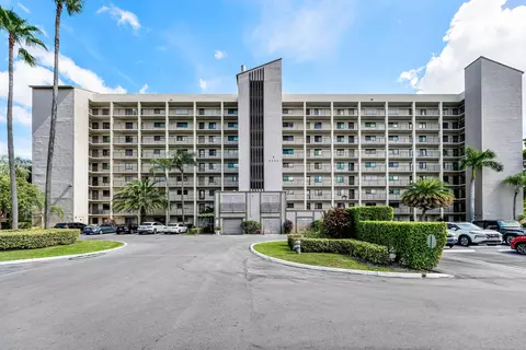 2205 S Cypress Bend Dr #302, Pompano Beach, FL 33069
