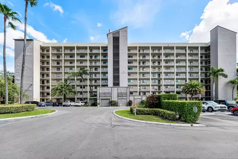 2205 S Cypress Bend Dr #302, Pompano Beach, FL 33069