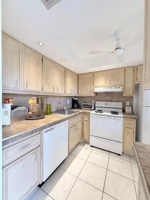 2800 NW 47th Ter #106B, Lauderdale Lakes, FL 33313