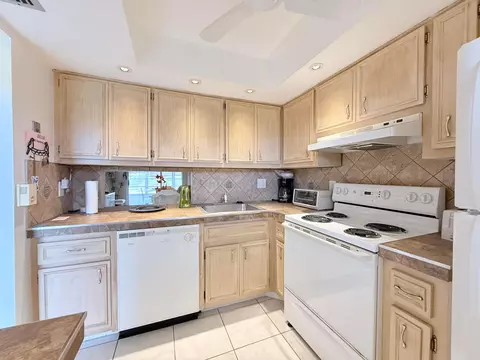 2800 NW 47th Ter #106B, Lauderdale Lakes, FL 33313