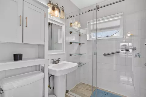 Bath - 3404 Spring St, Pompano Beach, FL 33062 photo 1 of 2