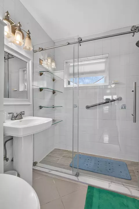 Bath - 3404 Spring St, Pompano Beach, FL 33062 photo 2 of 2