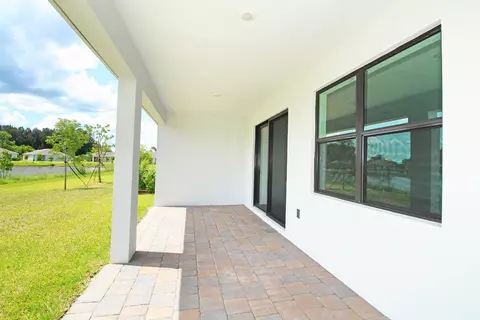 Exterior - 5929 SE Sky Blue Cir E, Stuart, FL 34997 photo 2 of 5
