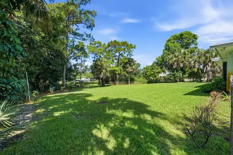 Exterior - 4916 SE Manatee Cove Rd, Stuart, FL 34997 photo 2 of 10