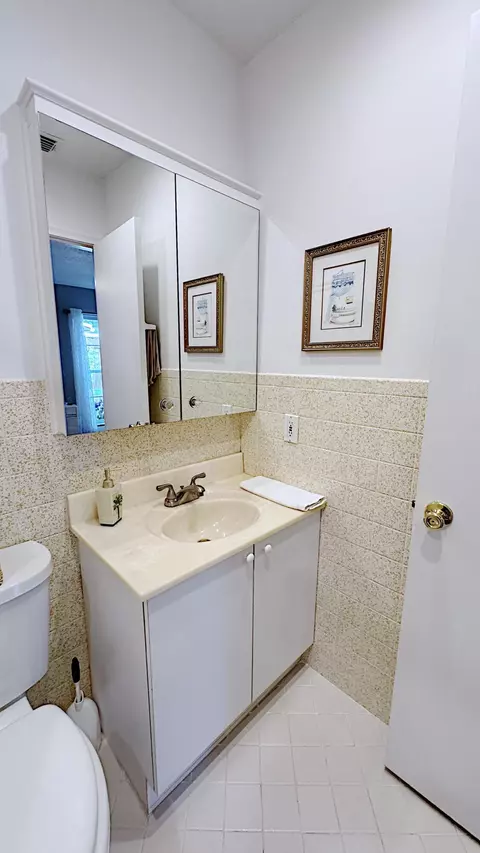 Bath - 310 SE 4th Ter, Dania Beach, FL 33004 photo 1 of 7
