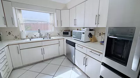 Kitchen - 310 SE 4th Ter, Dania Beach, FL 33004 photo 4 of 7