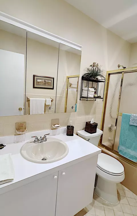 Bath - 310 SE 4th Ter, Dania Beach, FL 33004 photo 4 of 7