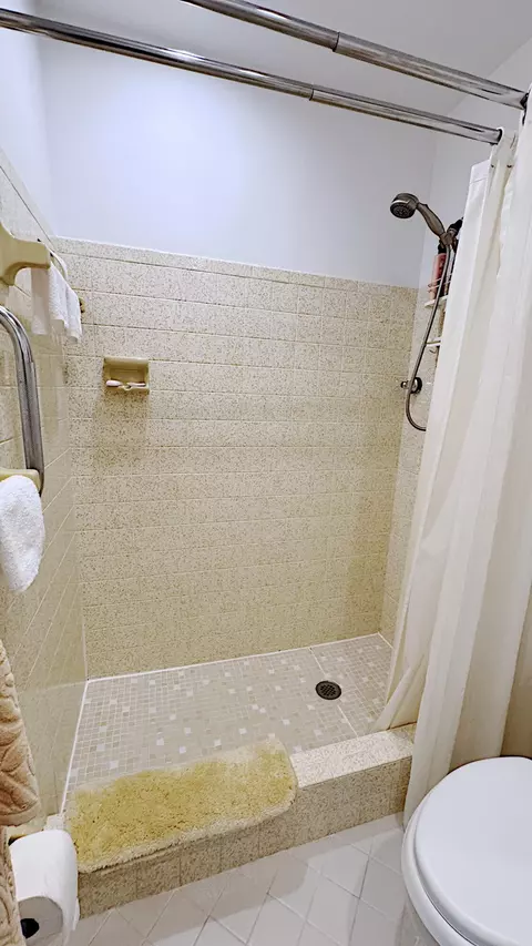 Bath - 310 SE 4th Ter, Dania Beach, FL 33004 photo 3 of 7