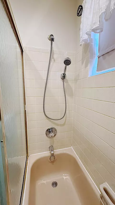 Bath - 310 SE 4th Ter, Dania Beach, FL 33004 photo 5 of 7