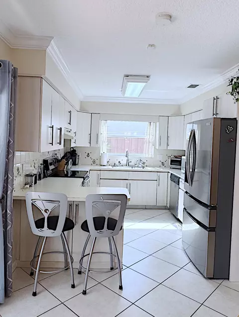 Kitchen - 310 SE 4th Ter, Dania Beach, FL 33004 photo 6 of 7