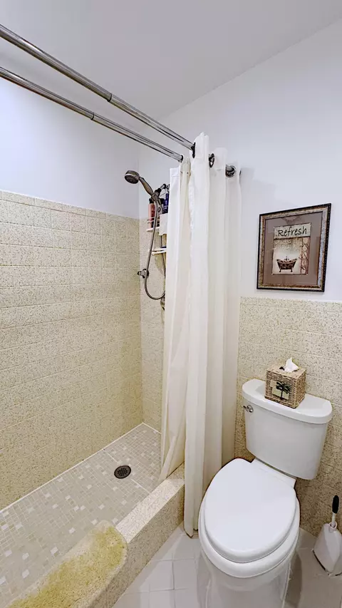 Bath - 310 SE 4th Ter, Dania Beach, FL 33004 photo 2 of 7