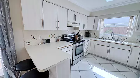 Kitchen - 310 SE 4th Ter, Dania Beach, FL 33004 photo 1 of 7