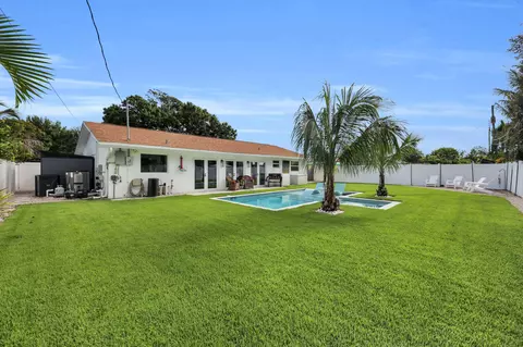 Exterior - 8 Windsor Rd W, Jupiter, FL 33469 photo 7 of 10