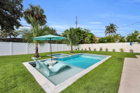 Exterior - 8 Windsor Rd W, Jupiter, FL 33469 photo 6 of 10