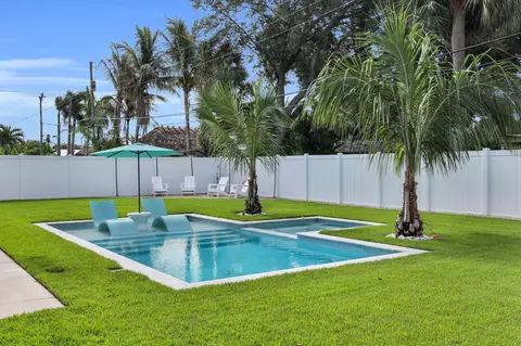 Exterior - 8 Windsor Rd W, Jupiter, FL 33469 photo 5 of 10