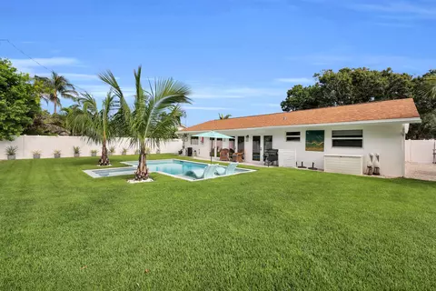 Exterior - 8 Windsor Rd W, Jupiter, FL 33469 photo 8 of 10