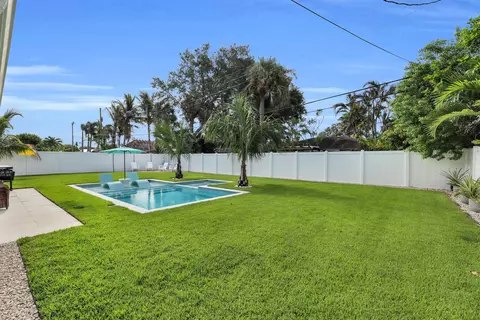 Exterior - 8 Windsor Rd W, Jupiter, FL 33469 photo 4 of 10