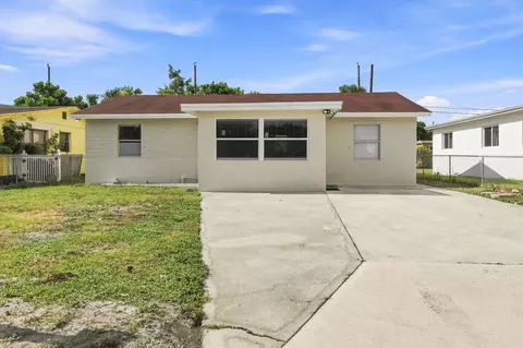 1217 W 32nd St, Riviera Beach, FL 33404