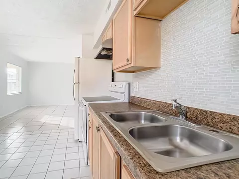 Kitchen - 694 Michigan Ct #2, Saint Cloud, FL 34769 photo 6 of 8