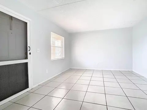 Living - 694 Michigan Ct #2, Saint Cloud, FL 34769 photo 2 of 5