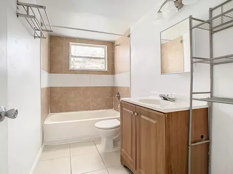 Bath - 694 Michigan Ct #2, Saint Cloud, FL 34769 photo 1 of 1