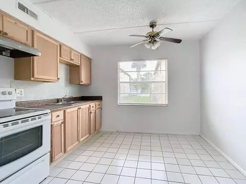 Kitchen - 694 Michigan Ct #2, Saint Cloud, FL 34769 photo 4 of 8