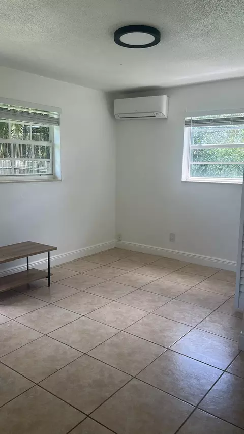 810 NW 40th #1-3, Oakland Park, FL 33309