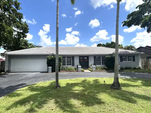 560 S Lake Dasha Dr, Plantation, FL 33324