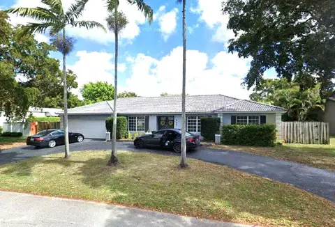 560 S Lake Dasha Dr, Plantation, FL 33324