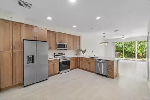1182 Pinewood Lake Ct, Greenacres, FL 33415
