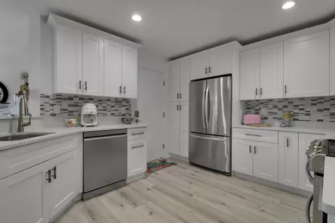 Kitchen - 8925 SE Riverfront Ter, Tequesta, FL 33469 photo 5 of 6