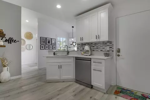 Kitchen - 8925 SE Riverfront Ter, Tequesta, FL 33469 photo 4 of 6