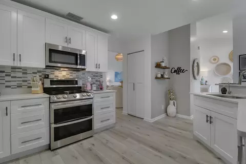 Kitchen - 8925 SE Riverfront Ter, Tequesta, FL 33469 photo 3 of 6