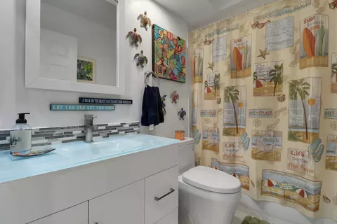 Bath - 8925 SE Riverfront Ter, Tequesta, FL 33469 photo 3 of 4