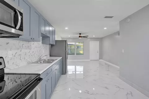 260 NE 41st St, Oakland Park, FL 33334