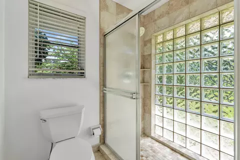 Bath - 4185 SE Fairway Ct, Stuart, FL 34997 photo 5 of 6