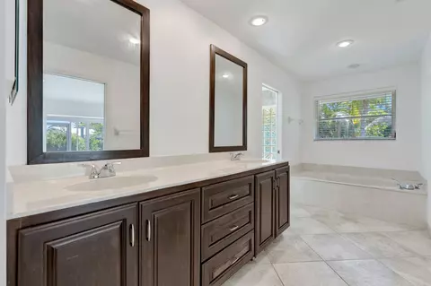 Bath - 4185 SE Fairway Ct, Stuart, FL 34997 photo 3 of 6