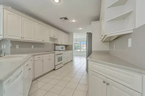 Kitchen - 4185 SE Fairway Ct, Stuart, FL 34997 photo 2 of 3