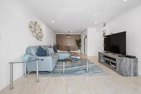 6287 Bay Club Dr #2, Fort Lauderdale, FL 33308