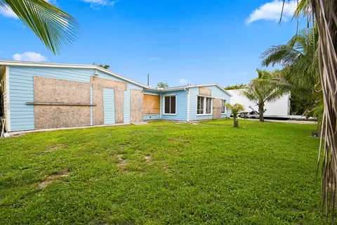 Exterior - 26 SW Cabana Point Cir, Stuart, FL 34994 photo 4 of 7