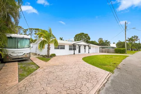 Exterior - 26 SW Cabana Point Cir, Stuart, FL 34994 photo 2 of 7