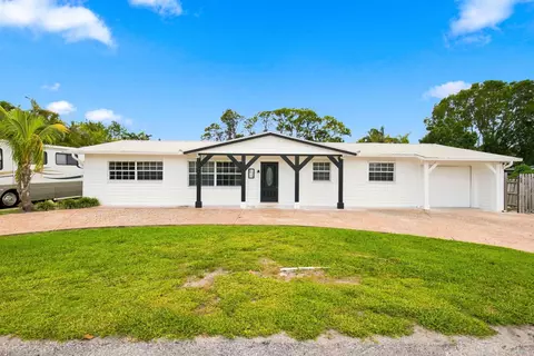 Exterior - 26 SW Cabana Point Cir, Stuart, FL 34994 photo 1 of 7