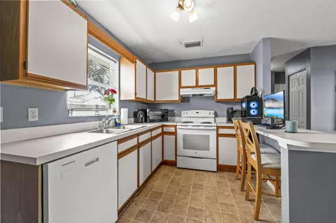 Kitchen - 5200 SE 42nd Trce, Okeechobee, FL 34974 photo 1 of 1