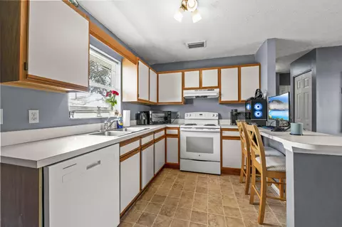 Kitchen - 5200 SE 42nd Trce, Okeechobee, FL 34974 photo 1 of 1