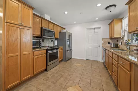 Kitchen - 5111 SE 42nd Trce, Okeechobee, FL 34974 photo 2 of 2