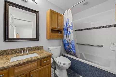 Bath - 5111 SE 42nd Trce, Okeechobee, FL 34974 photo 1 of 2