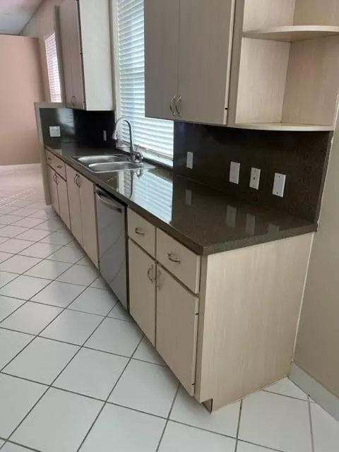 Kitchen - 188 S Hampton Dr, Jupiter, FL 33458 photo 4 of 6