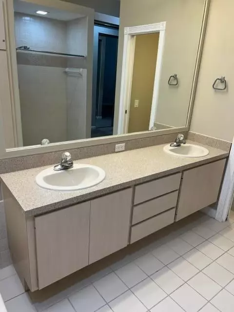 Bath - 188 S Hampton Dr, Jupiter, FL 33458 photo 3 of 4